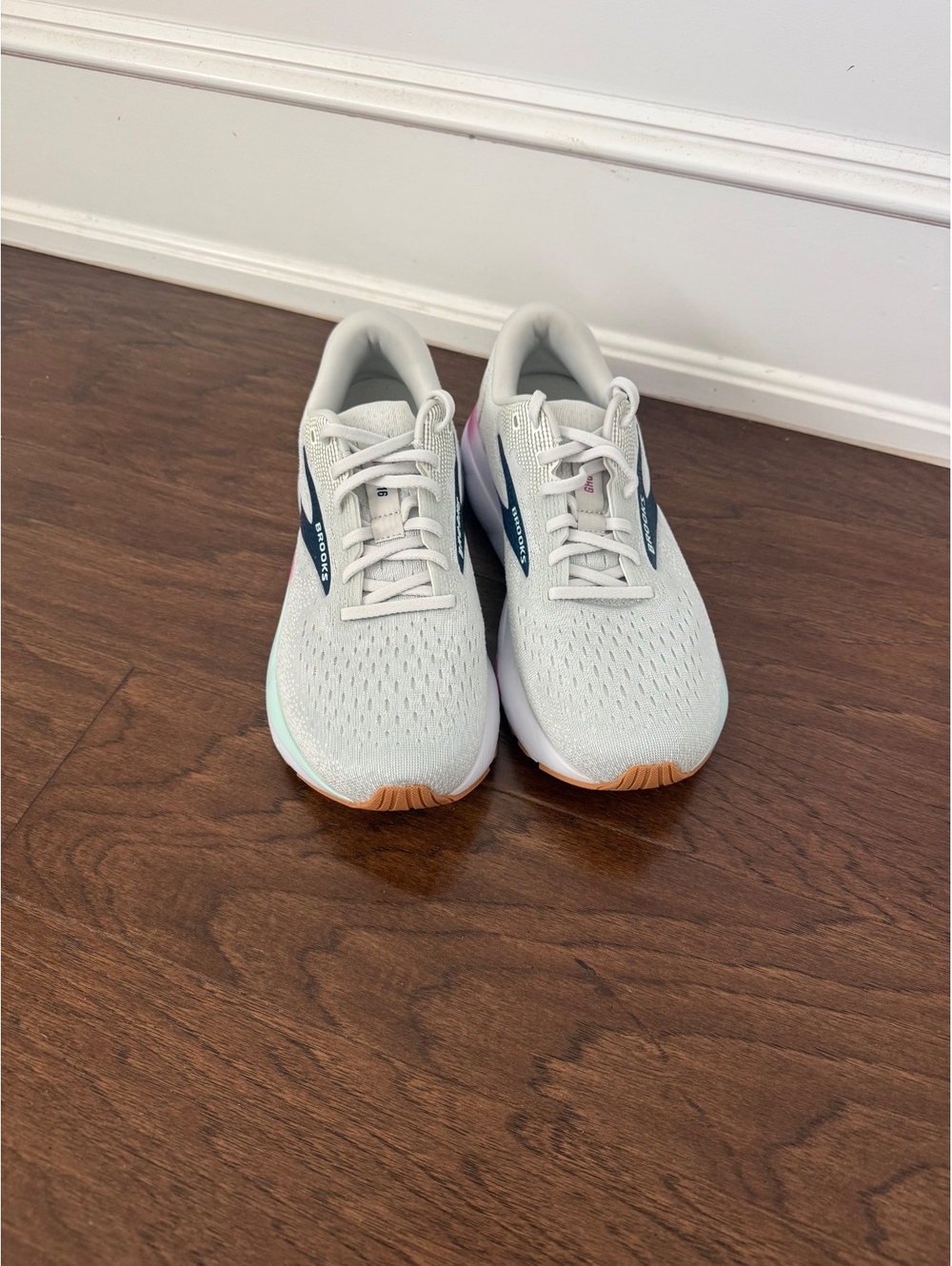 Brooks Women's Ghost 16 neutral running white/grey/ Sz 10